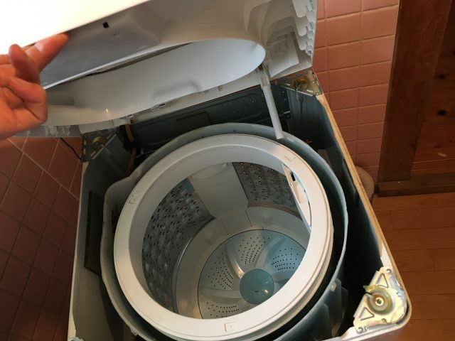 観覧注意】洗濯機の分解洗浄！洗濯槽の裏側はこんな事になってます ...