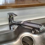 キッチン水栓から水漏れ、シャワー付き縦型水栓の取換えです。
