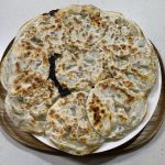 カップ麺を使って簡単料理。「カップ麺ジャンボ餃子」を作ってみた。