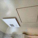 換気扇から天井埋め込み型の浴室暖房乾燥機へ取り換えです。
