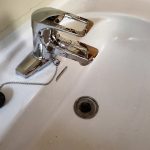 洗面台のツーホールシングルレバー混合水栓を交換しました。