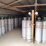 ガスボンベ庫に溜まった枯れ葉の掃除をしました。