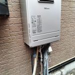 古くなった高効率給湯器エコジョーズの取換えです。